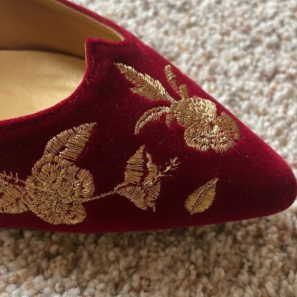 Red velvet and gold shoes - Picture 2 of 5